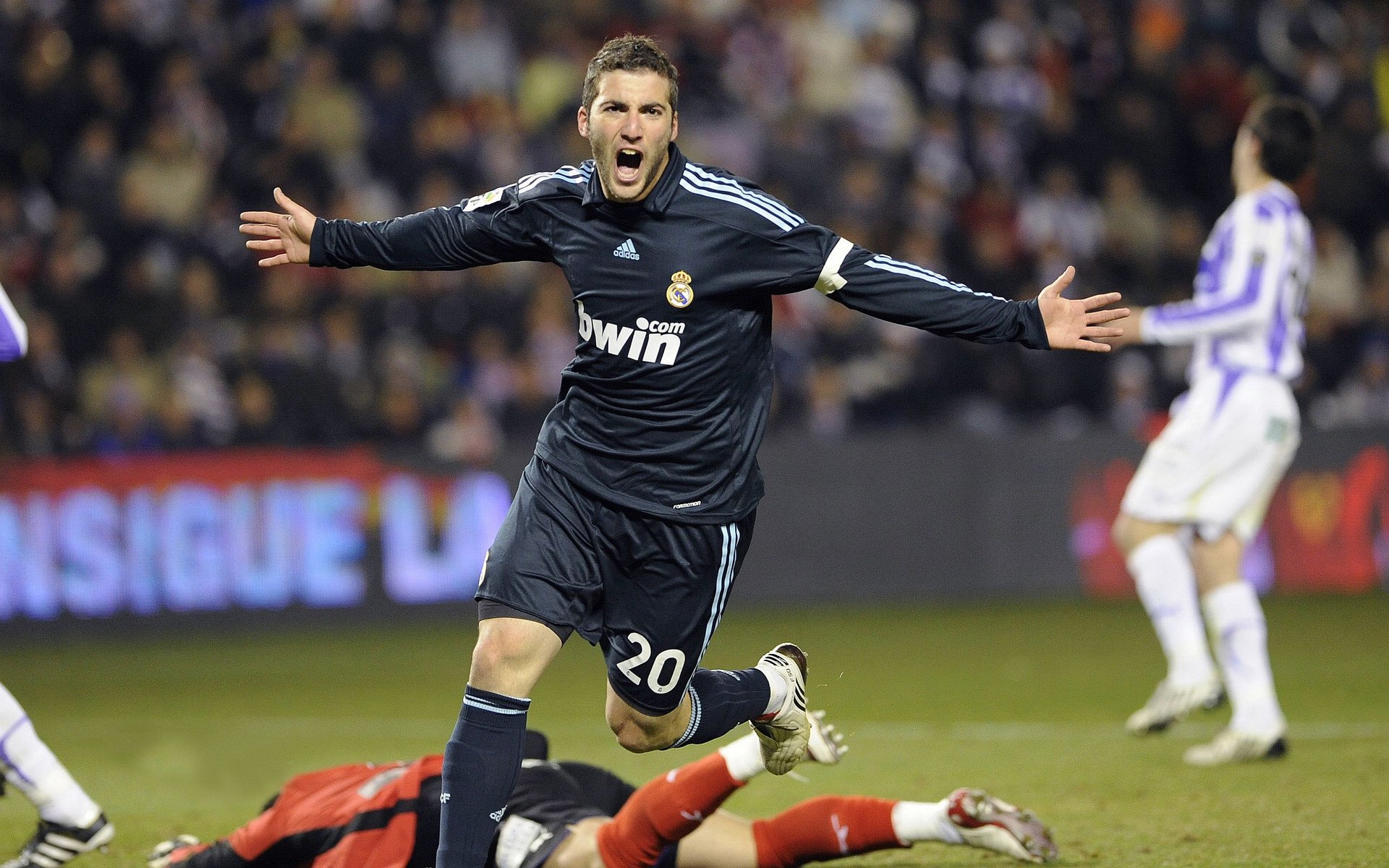 拉什福德爆发之夜，突尼斯拿下澳大利亚，足球世界的平行叙事